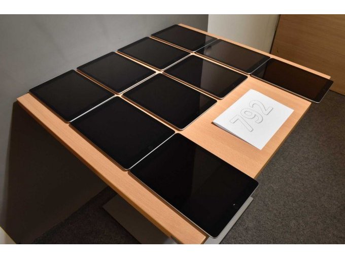 10 x iPad 6. Generation A1893 32 GB 9,7" (24,63cm)
Gesamtansicht von vorne nebeneinander