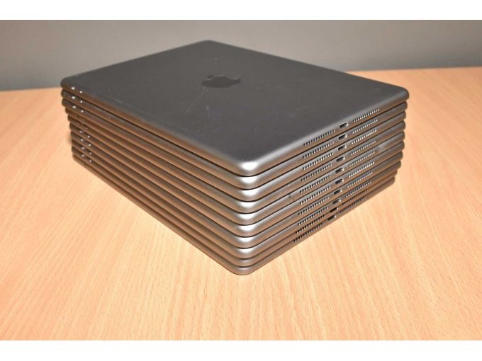 10 x iPad 6. Generation A1893 32 GB 9,7" (24,63cm)
Gesamtansicht aufeinander
