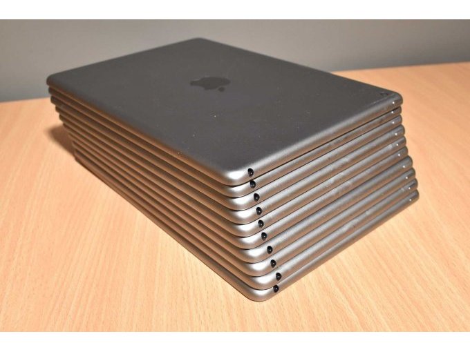 10 x iPad 6. Generation A1893 32 GB 9,7" (24,63cm)
Gesamtansicht aufeinander