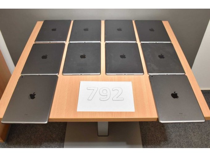 10 x iPad 6. Generation A1893 32 GB 9,7" (24,63cm) 
Gesamtansicht von hinten nebeneinander