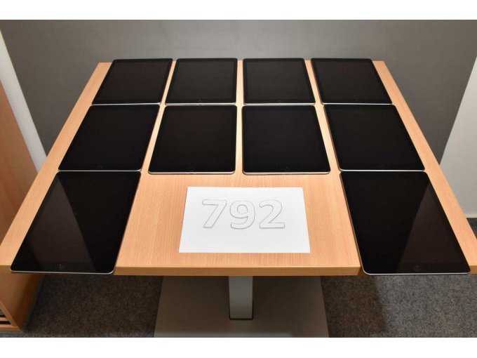 10 x iPad 6. Generation A1893 32 GB 9,7" (24,63cm)
Gesamtansicht von vorne nebeneinander