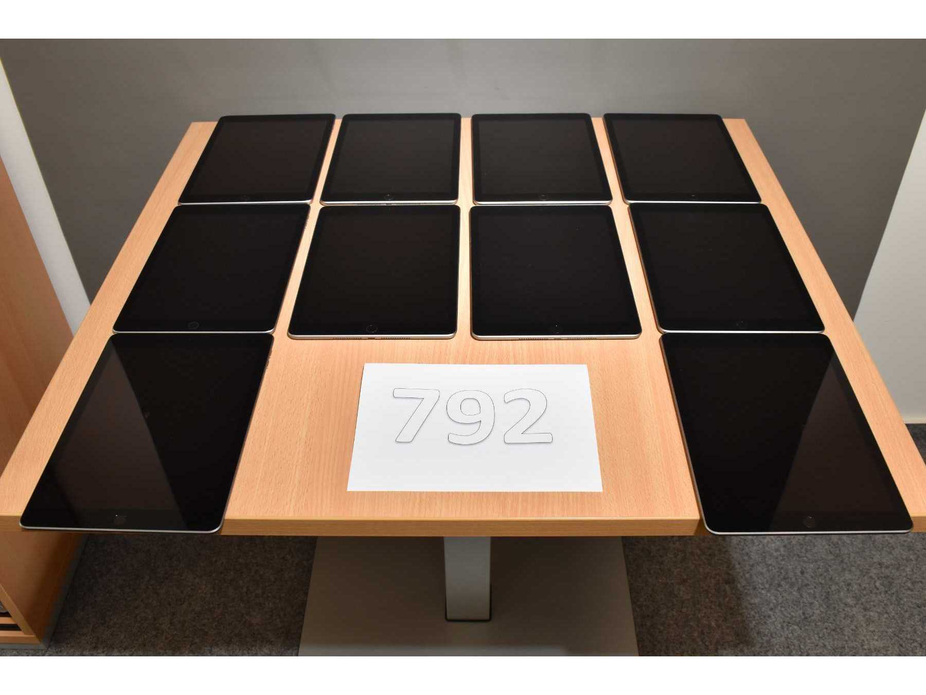 10 x iPad 6. Generation A1893 32 GB 9,7" (24,63cm)
Gesamtansicht von vorne nebeneinander