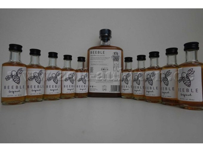 Original Honig-Whiskey-Likör mit Herkunftsangabe

10 Flaschen Beeble Original 5 cl 

1 Flasche Beeble Original Inhalt:50 cl

Hersteller: Eastcourt House, Eastcourt, Malmesbury, Wiltshire, United Kin