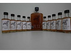 Original Honig-Whiskey-Likör

10 Flaschen Beeble Original 5 cl 

1 Flasche Beeble Original Inhalt:50 cl

Hersteller: Eastcourt House, Eastcourt, Malmesbury, Wiltshire, United Kingdom, SN16 9HP