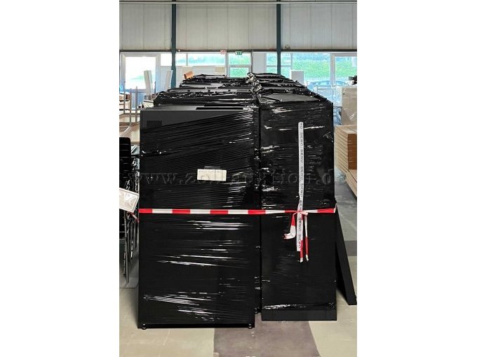 Serverschränke im Lagerzustand 3