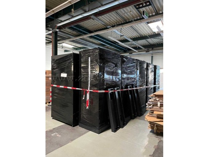 Serverschränke im Lagerzustand 1