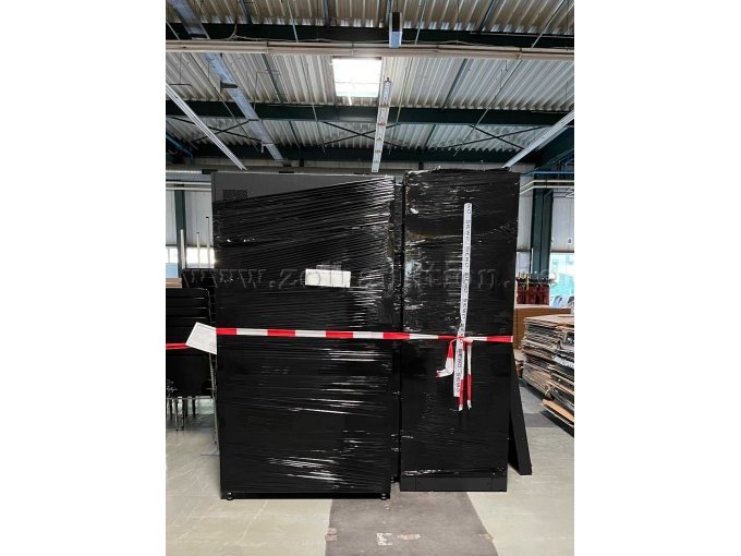 Serverschränke im Lagerzustand 2