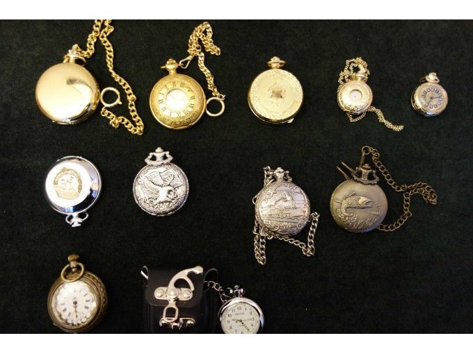Taschenuhren zum Teil geschlossen