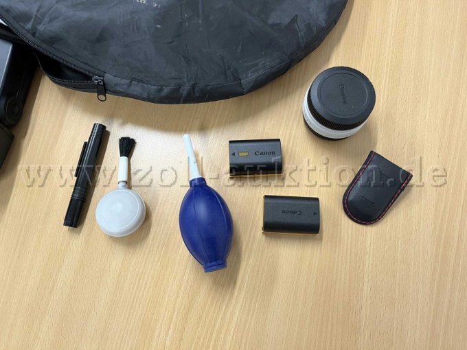 Reinigungsstift und Blasebalg von unbekannter Marke, Blasebalg von Zeiss, zwei Akkus, Festbrenn-Aufsatz und ein Fernauslöser von Canon