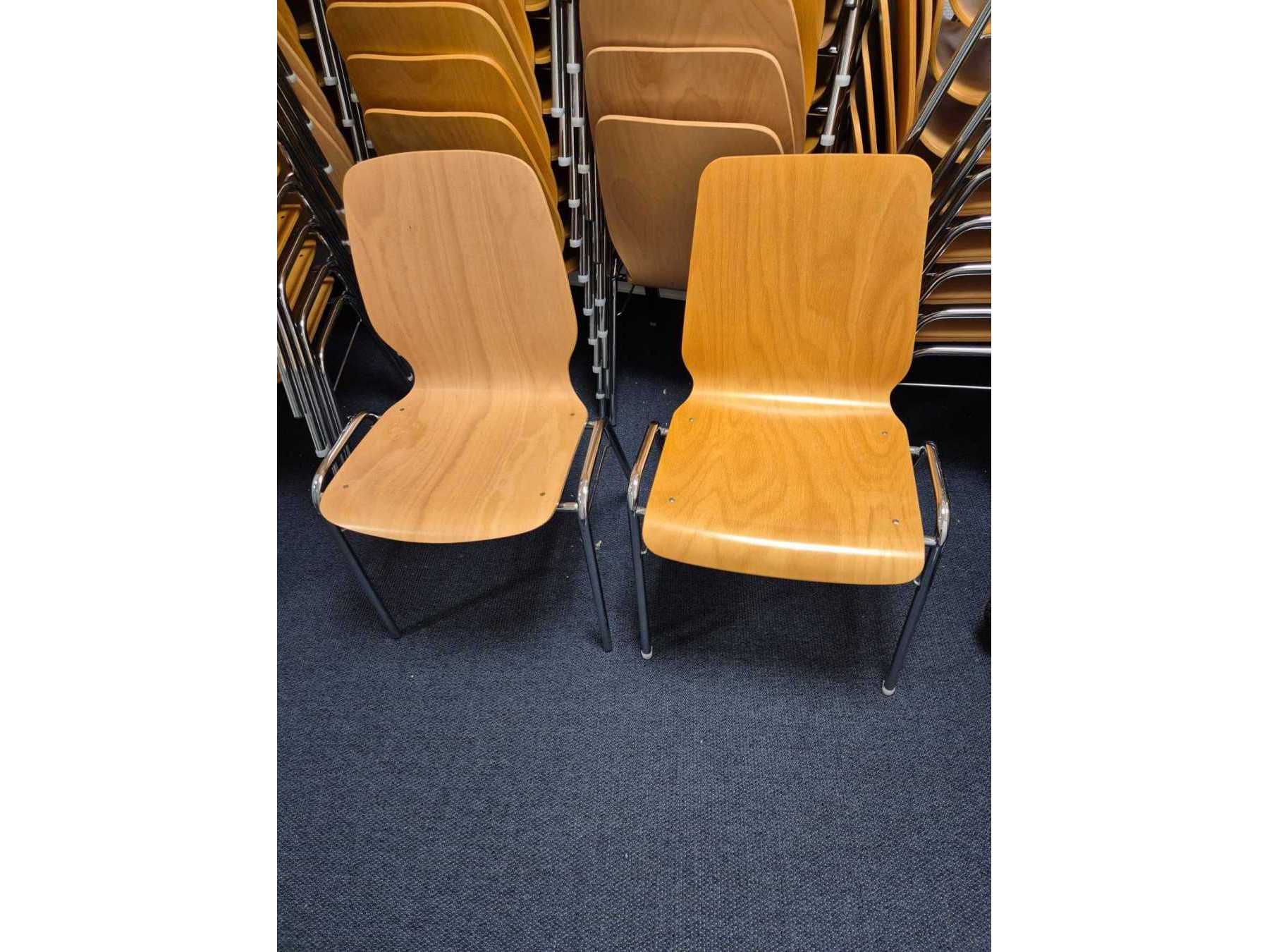 Holzschalenstühle in zwei verschiedenen Varianten