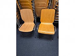 Holzschalenstühle in zwei verschiedenen Varianten