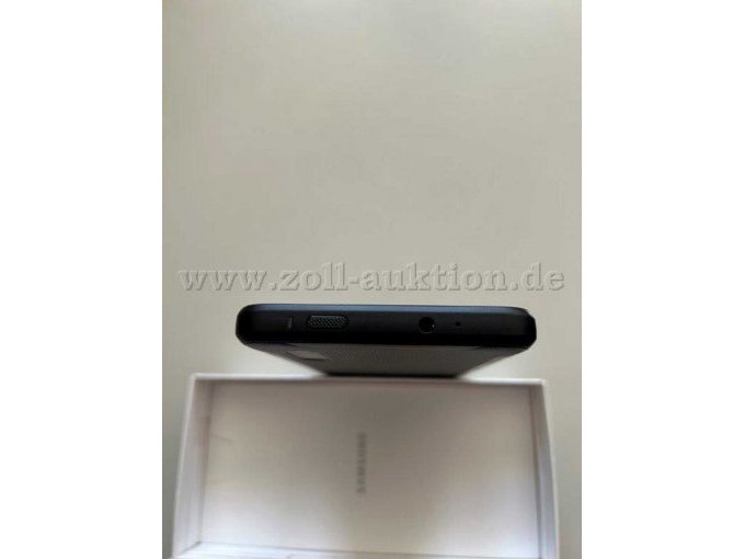 Seitenansicht unten
mit Anschluss für Ladekabel