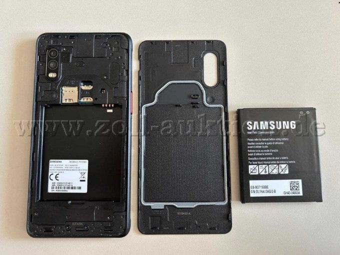 Innenansicht mit Deckel und Accu