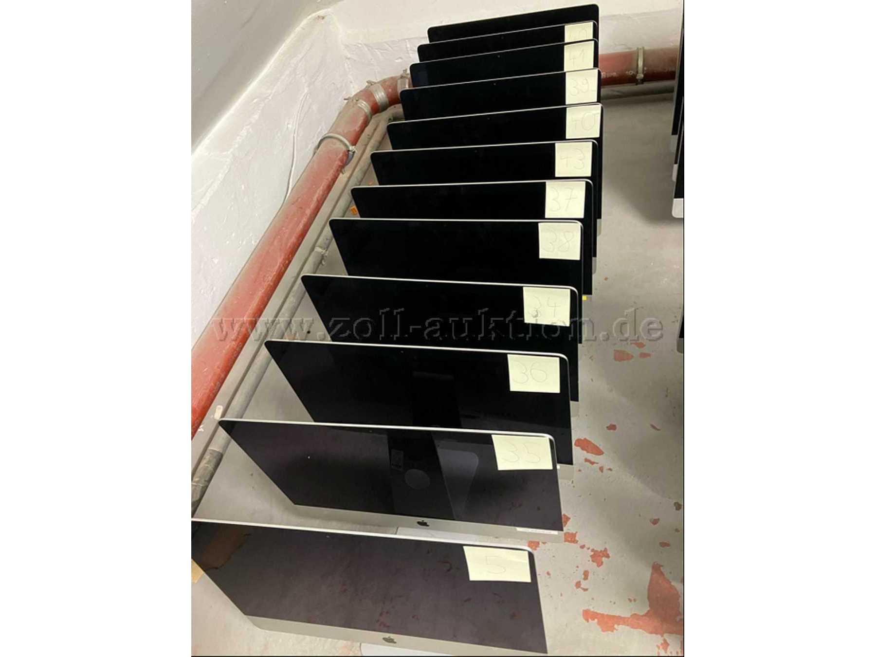 Konvolut-Gesamtansicht fronatal/schräg