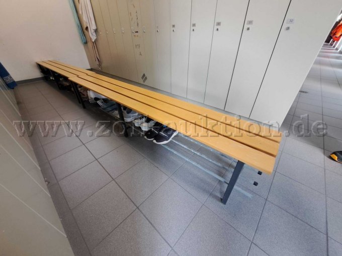 Bänke von vorne, Alugestänge (Schuhablage) korrodiert.