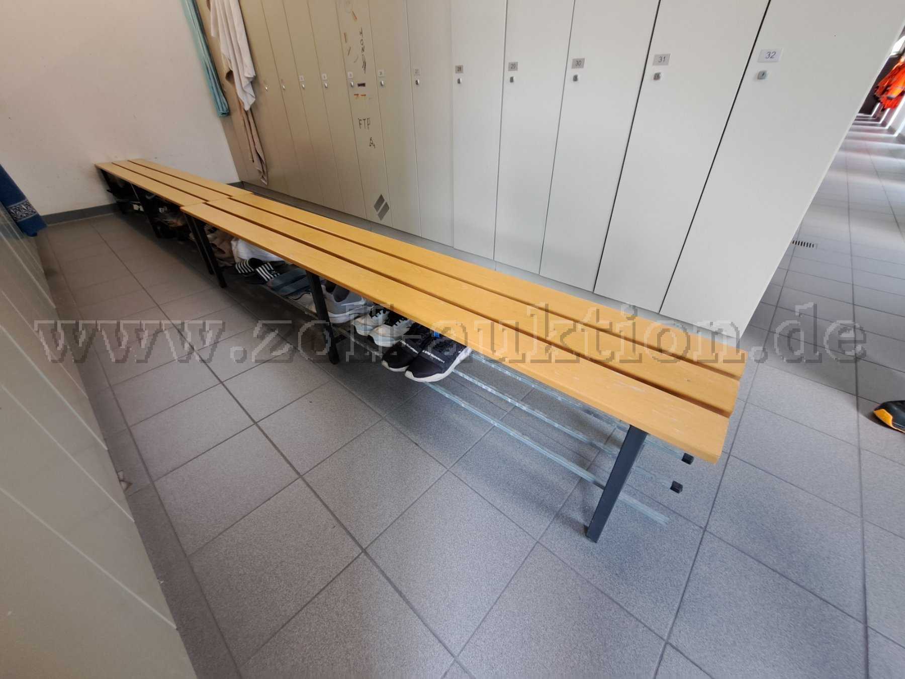 Bänke von vorne, Alugestänge (Schuhablage) korrodiert.