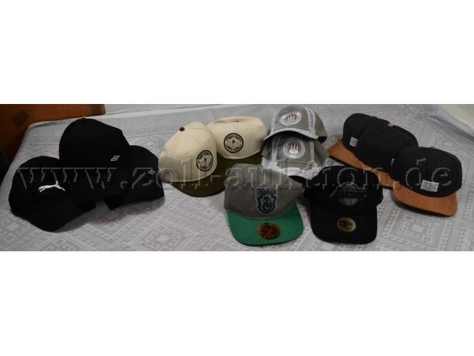 12 Basecaps der Marken „Umbro“, "H&M", „Puma“ u.w.