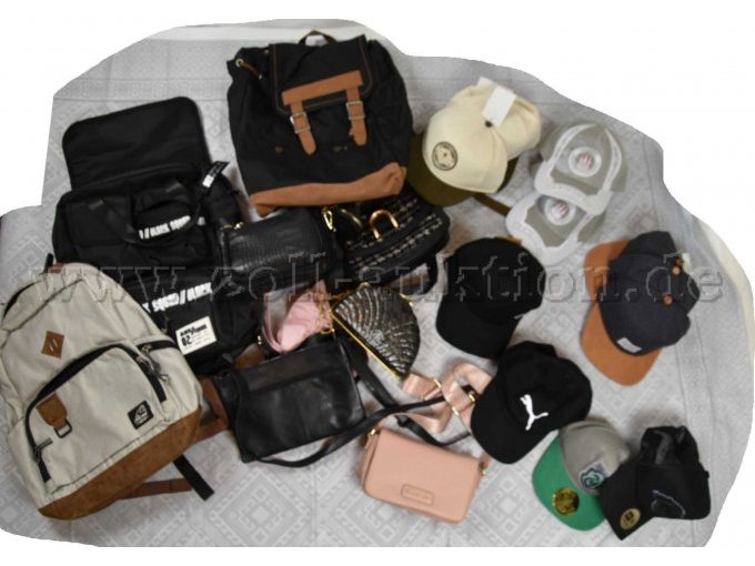 12 Basecap, 6 Handtaschen und 3 Rucksäcke