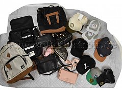 12 Basecap, 6 Handtaschen und 3 Rucksäcke