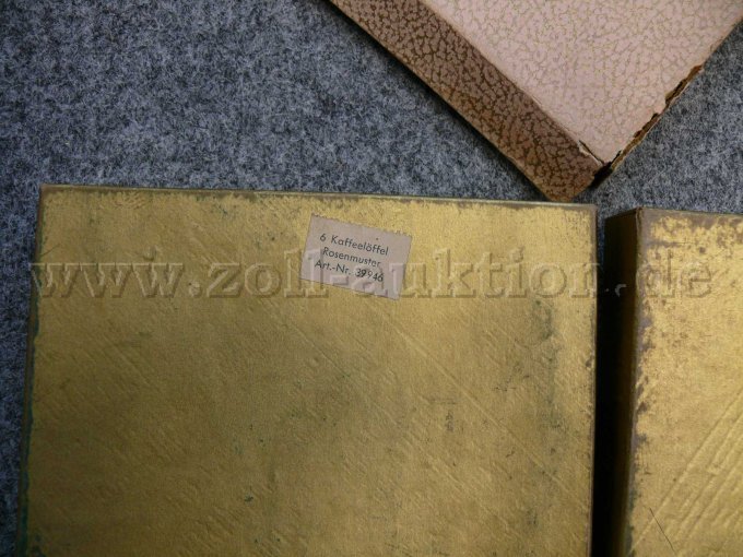 Rückseite, linkes Etui