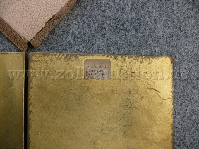 Rückseite, rechtes Etui