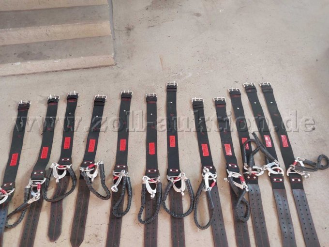 12 Feuerwehrhaltegurte (ausgemustert nach Herstellervorgaben) Frontalansicht