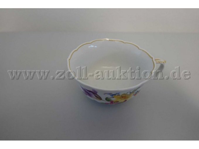 eine Tasse mit Blumendekor
- Ansicht von oben