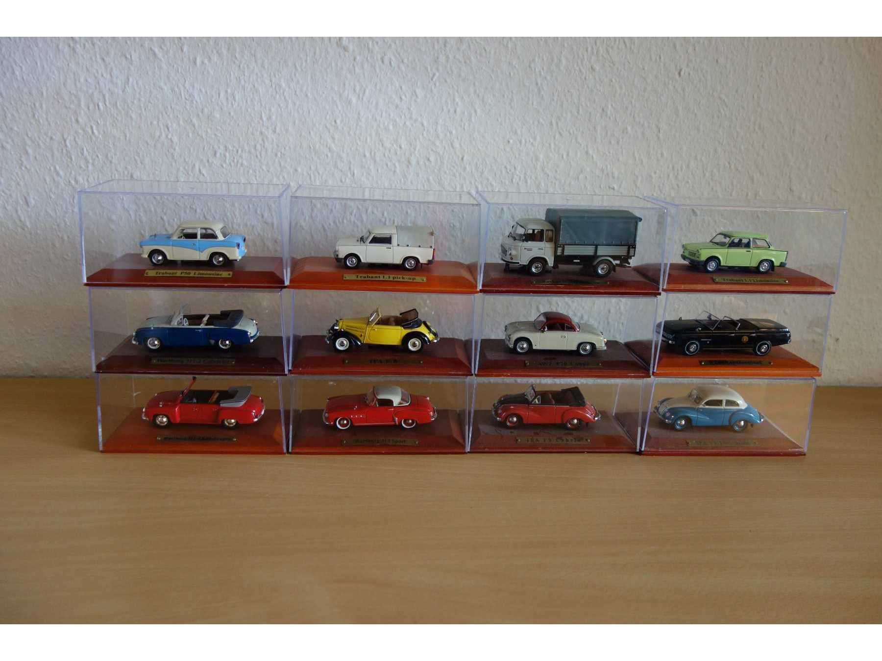 12 Modellfahrzeuge