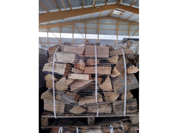 einzelne Palette Brennholz