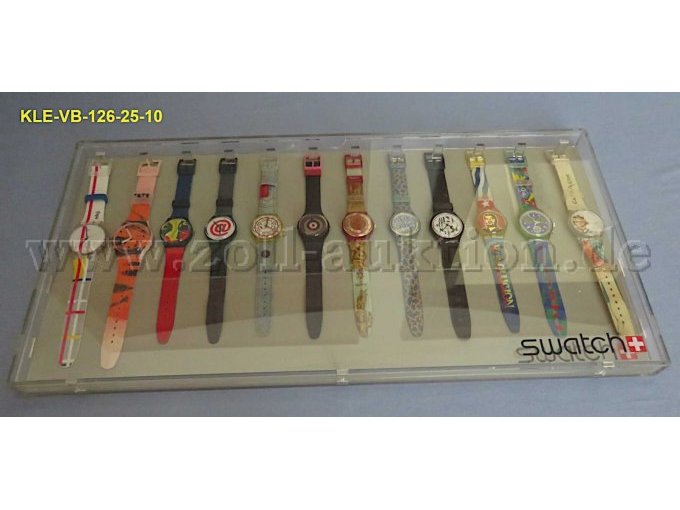 12 Swatch Uhren im verschlossenen Schaukasten