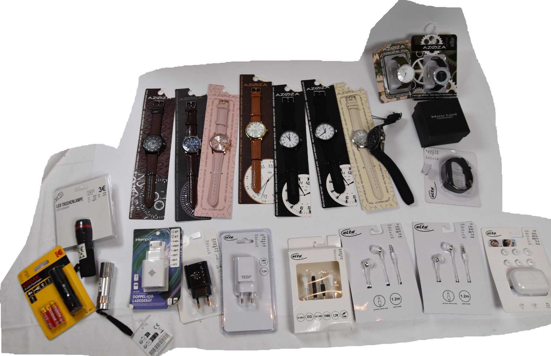 12 hodinek, 4 páry in-ear sluchátek a vždy 3 nabíječky a baterky