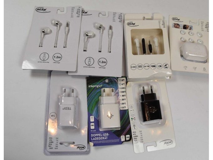 12 horloges, 4 paar in-ear-koptelefoons en telkens 3 oplaadstekkers en zaklampen – foto 4 – kavel bij Zoll-Auktion, Hamburg