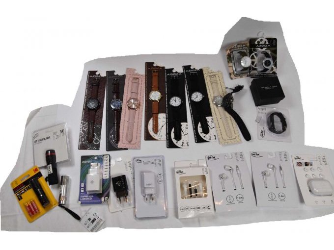 12 Uhren, 4 Paar In-Ear Kopfhörer und je 3 Ladestecker und Taschenlampen