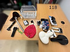 Luftpumpe, Sattel mit Stange, Faltschloss mit Schlüssel, neuwertiger Überzug, neuwertiger Fahrradkorb, LED-Lampe, Sattelüberzug, Bügelschloss, Faltschloss, zwei Sattel und Griffe