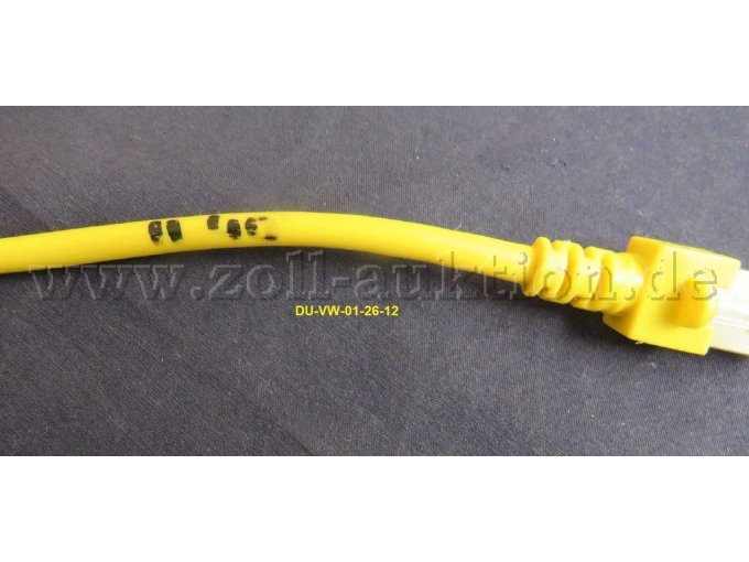 handschriftliche Notiz auf den Patchkabeln (Musterbild)