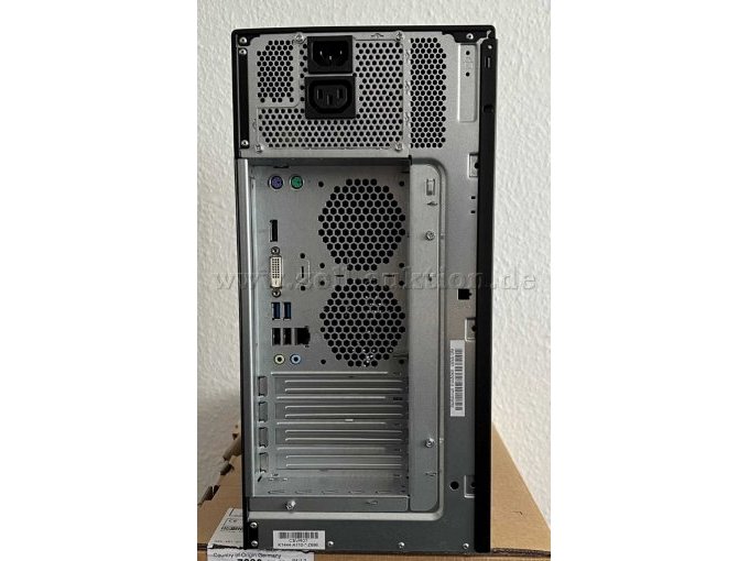 Fujitsu Esprimo P557/E90+ - Rückansicht