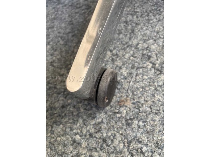 Detailansicht Kratzer Fußkreuz und Rollen