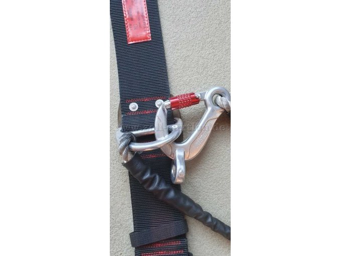 Seil mit Karabiner und Abriebspuren