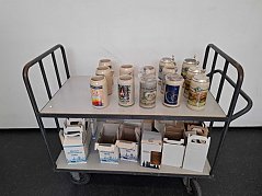 Ansicht Krüge und Kartons