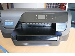Vorderansicht mit Bedienelement und Papierschacht