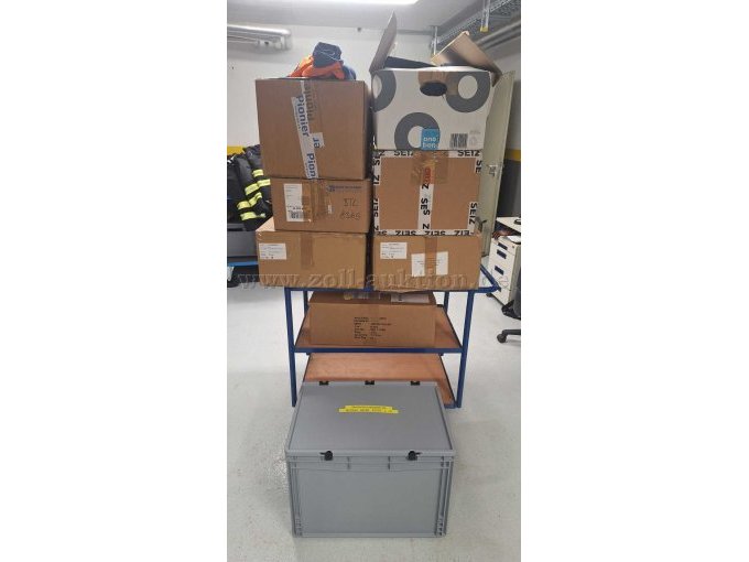 Gesamte Kleidung allerdings ohne Wagen und Kunststoffbox