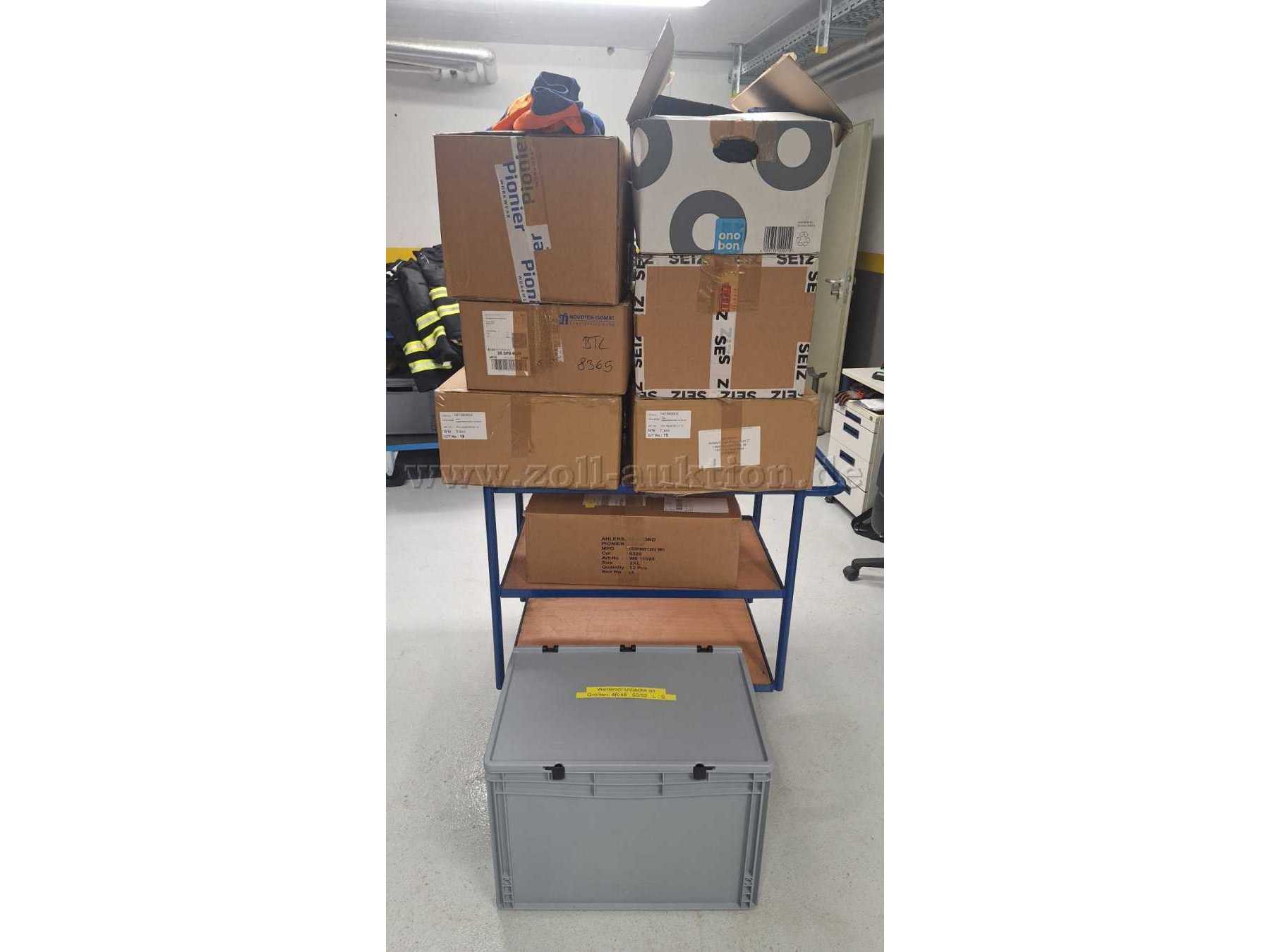 Gesamte Kleidung allerdings ohne Wagen und Kunststoffbox