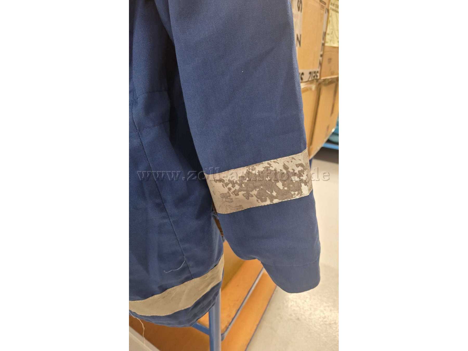 Silberne Reflexstreifen mit Gebrachsspuren