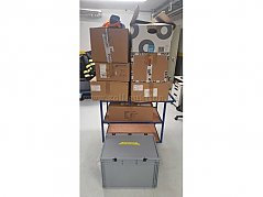 Gesamte Kleidung allerdings ohne Wagen und Kunststoffbox