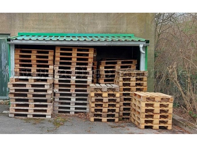 148 Paletten, die teilweise im trockenen Unterstand gelagert sind, teilweise der Witterung ausgesetzt sind.