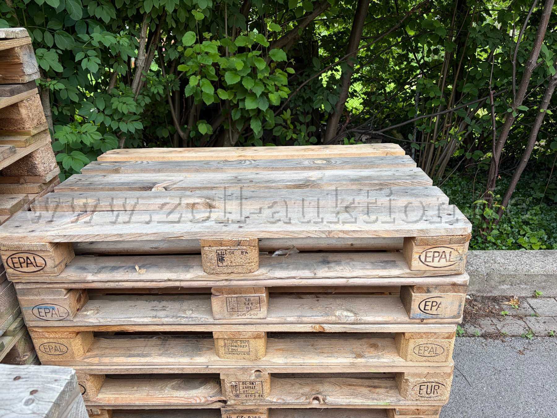 148 Paletten, die teilweise im trockenen Unterstand gelagert sind, teilweise der Witterung ausgesetzt sind.