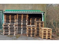 148 Paletten, die teilweise im trockenen Unterstand gelagert sind, teilweise der Witterung ausgesetzt sind.