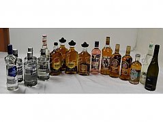 16 Flaschen Spirituosen und 1 Flasche Sirup