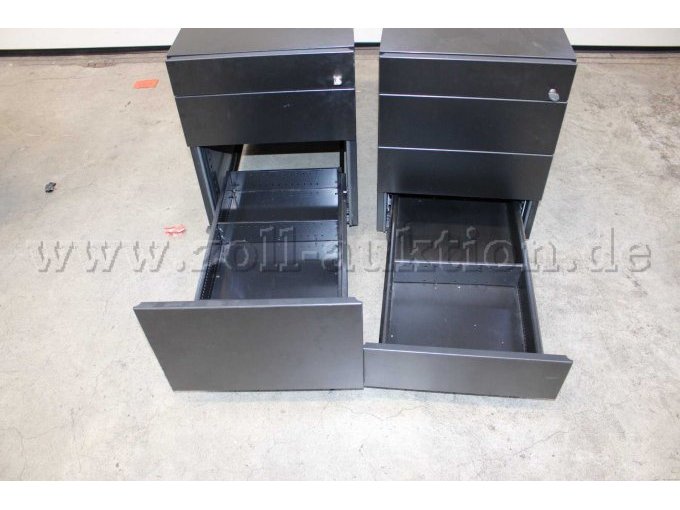 Frontansicht offene untere Schublade