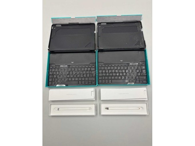 Hülle geöffnet im Karton und Pencil: links Zustand gut, rechts Zustand schlecht